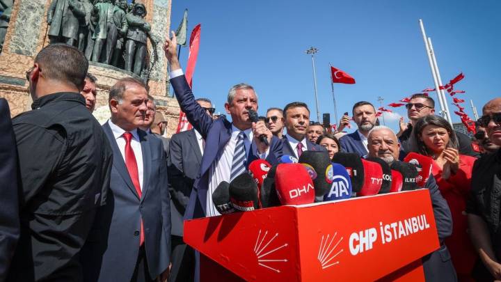 CHP, AKP und Demokratie in der Türkei CHP, AKP und Demokratie in der Türkei